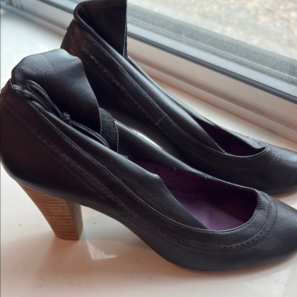 Elegant Black Leather heels with wood heel